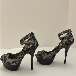 Bakers Chic Black and Gray Leopard Stiletto Heels Size 7 1/2